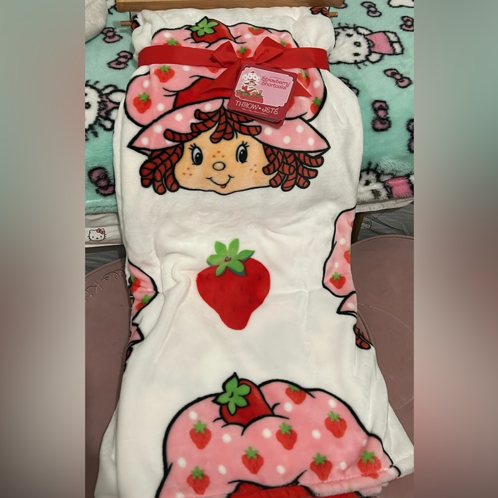 Strawberry shortcake viral blanket